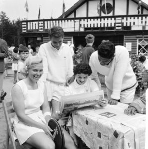 Tenniskampioenschappen te Hilversum, Krishnan (l) Valerie Forbes en Akhtar Ali, Bestanddeelnr 914-1568