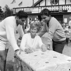Tenniskampioenschappen te Hilversum, Krishnan (l) Valerie Forbes en Akhtar Ali, Bestanddeelnr 914-1570