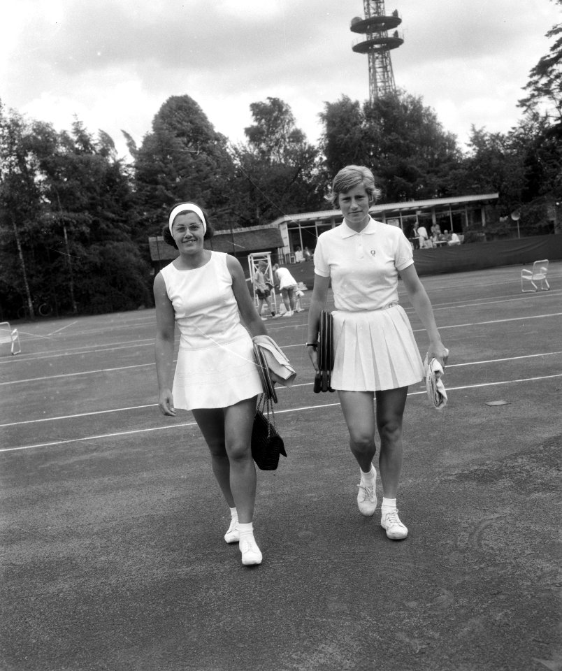 Tennis dames Nederland tegen Frankrijk te Hilversum, Trudy Groenman (rechts) met, Bestanddeelnr 916-6568