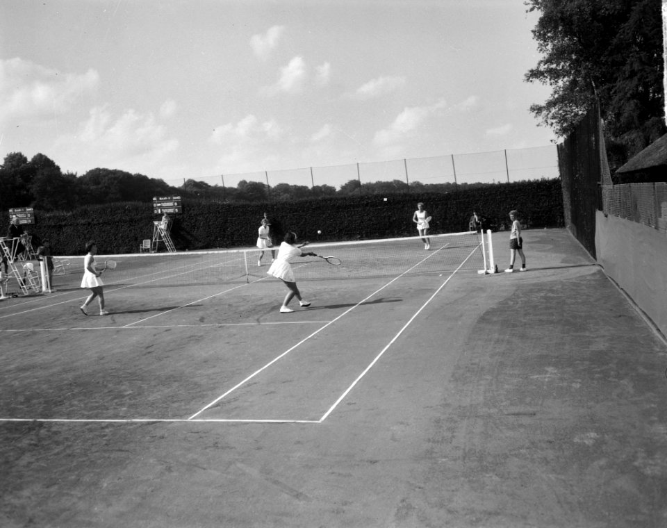 Tennis dames Nederland tegen Frankrijk te Hilversum, damesdubbel, voorgrond Jan…, Bestanddeelnr 916-6571