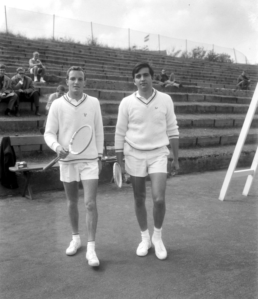 Tennis Nederland tegen Belgie te Noordwijk, links Tom Okker, Bestanddeelnr 919-5009