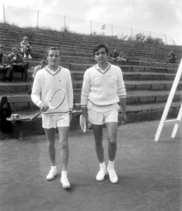 Tennis Nederland tegen Belgie te Noordwijk, links Tom Okker, Bestanddeelnr 919-5009