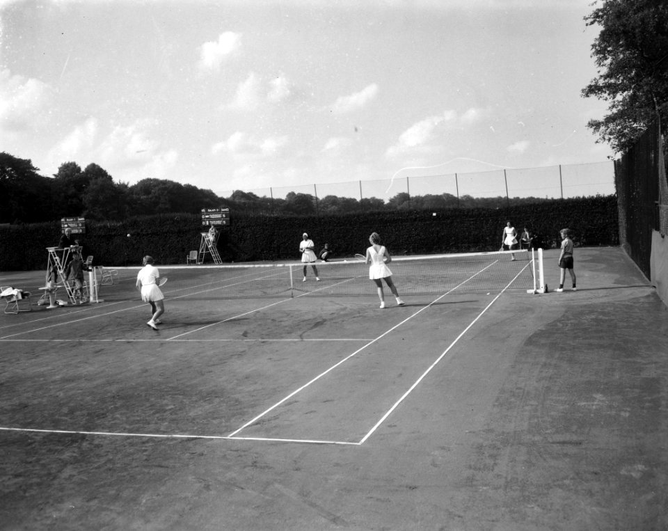 Tennis dames Nederland tegen Frankrijk te Hilversum, damesdubbel, voorgrond Jan…, Bestanddeelnr 916-6573