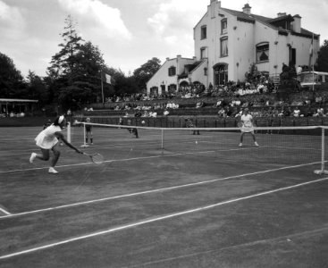 Tennis dames Nederland tegen Frankrijk te Hilversum, damesdubbel, voorgrond Jan…, Bestanddeelnr 916-6570