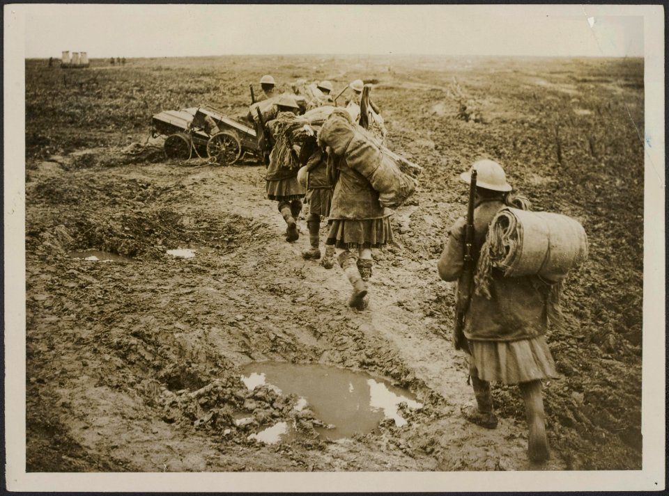 Taking sandbags up to the front, Bestanddeelnr 158-2001