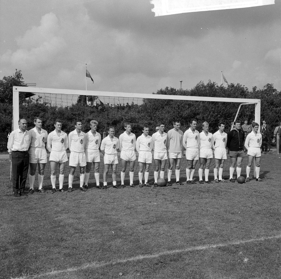 Telstar-Feyenoord, Elftal Telstar, v.l.n.r. O. Gaspar (trainer), C. Brom , G.J. , Bestanddeelnr 918-1181