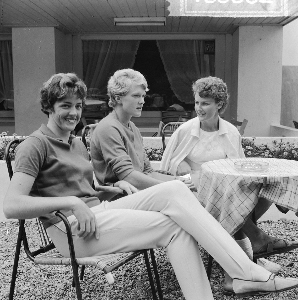 Tennis in Hilversum in het restaurant, vlnr Margaret Smith , Robbin Ebbern ,, Bestanddeelnr 916-6662