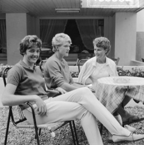 Tennis in Hilversum in het restaurant, vlnr Margaret Smith , Robbin Ebbern ,, Bestanddeelnr 916-6662