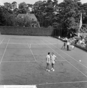 Tennis in Hilversum, Hajer in gesprek met Bowrey, Bestanddeelnr 917-9816