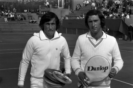 Tennis Davis-Cup Nederland tegen Roemenie te Den Haag , Nastase (links) en Hordi, Bestanddeelnr 926-4202