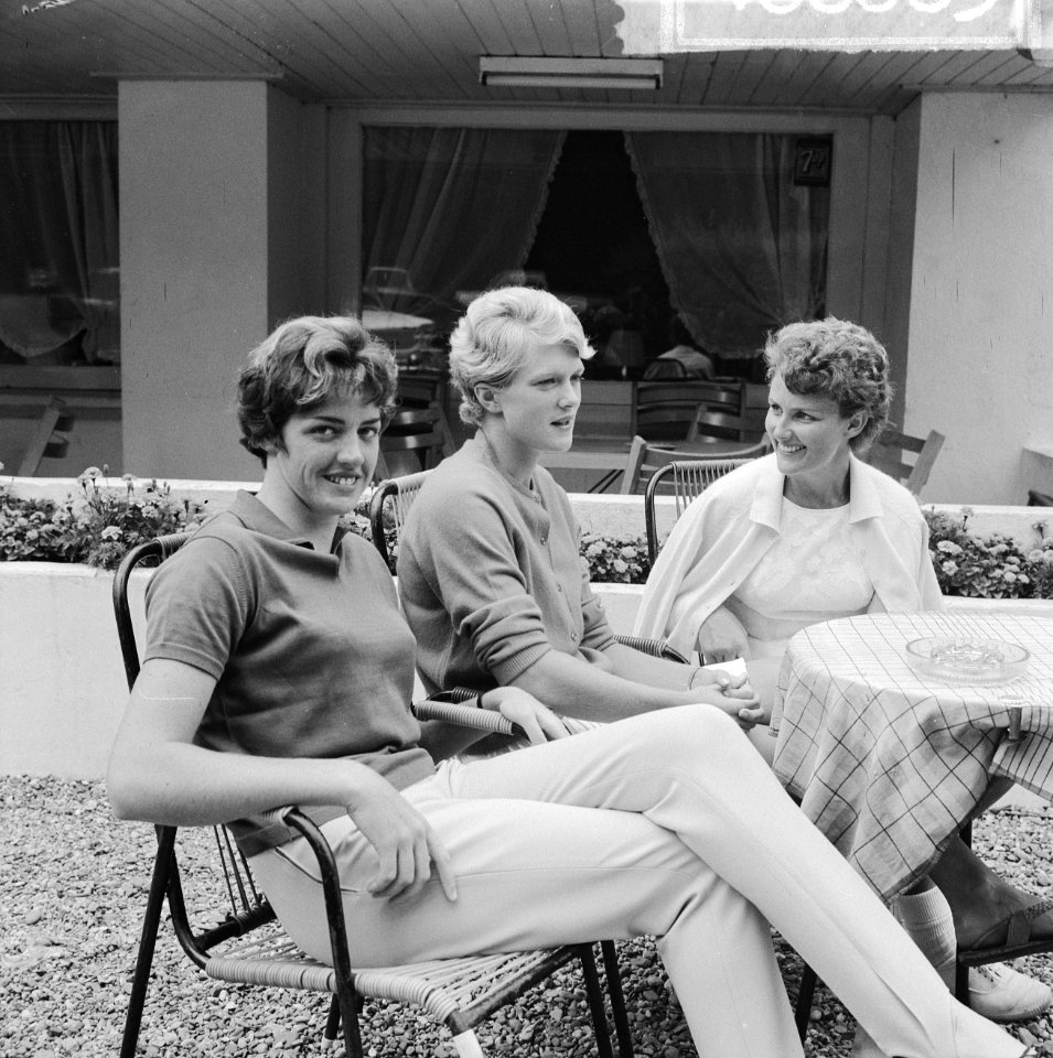 Tennis in Hilversum in het restaurant, vlnr Margaret Smith , Robbin Ebbern ,, Bestanddeelnr 916-6663