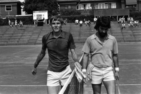 Tennis Metz-banen Scheveningen, Sanders en Garcia (na afloop) en bekeruitreikin, Bestanddeelnr 928-6873