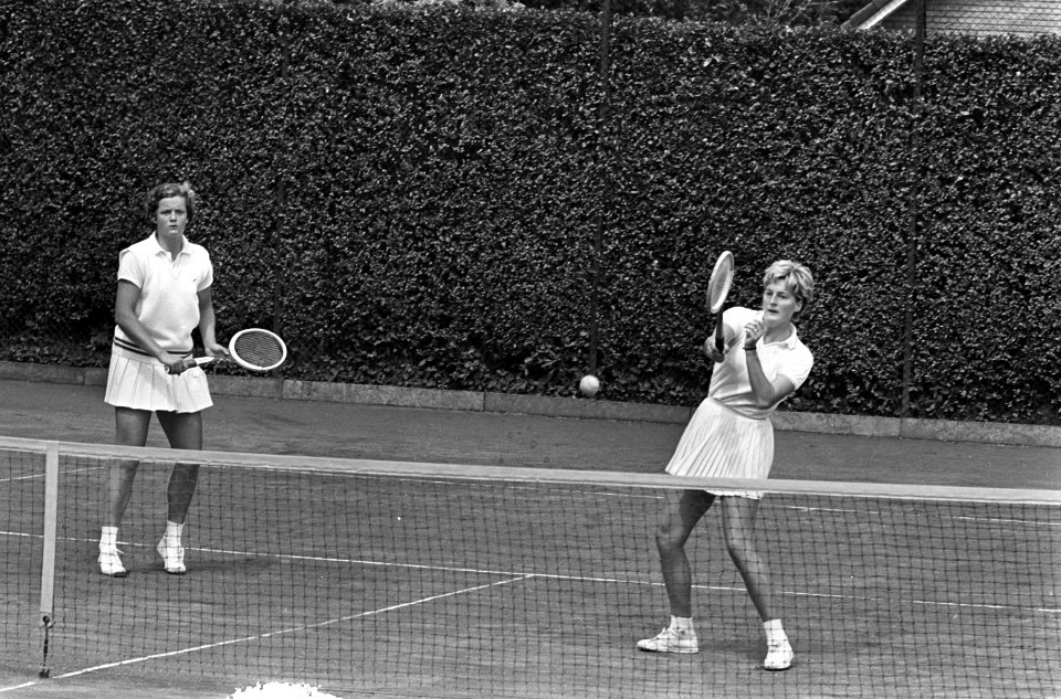 Tennis in Hilversum, de Nederlandse dames dubbel Betty Stöve (links) en Elly Kro, Bestanddeelnr 917-9902