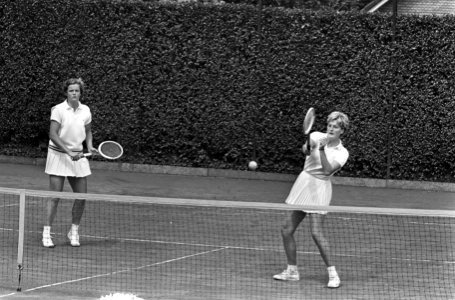 Tennis in Hilversum, de Nederlandse dames dubbel Betty Stöve (links) en Elly Kro, Bestanddeelnr 917-9902