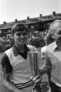 Tennis Metz-banen Scheveningen, Sanders wint toernooi va Garcia, Sanders met de, Bestanddeelnr 928-6869