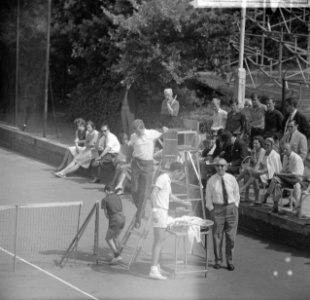 Tennis in Hilversum, tennisincident, de scheidsrechter st van de trap af en mag , Bestanddeelnr 917-9814