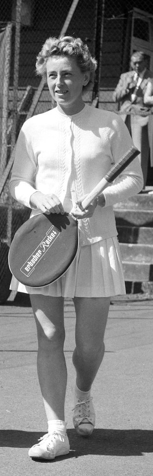 Tennis Nederland tegen Duitsland te Venlo, mevr Rouwenhorst (links) en mevr J, Bestanddeelnr 908-8915 (cropped)