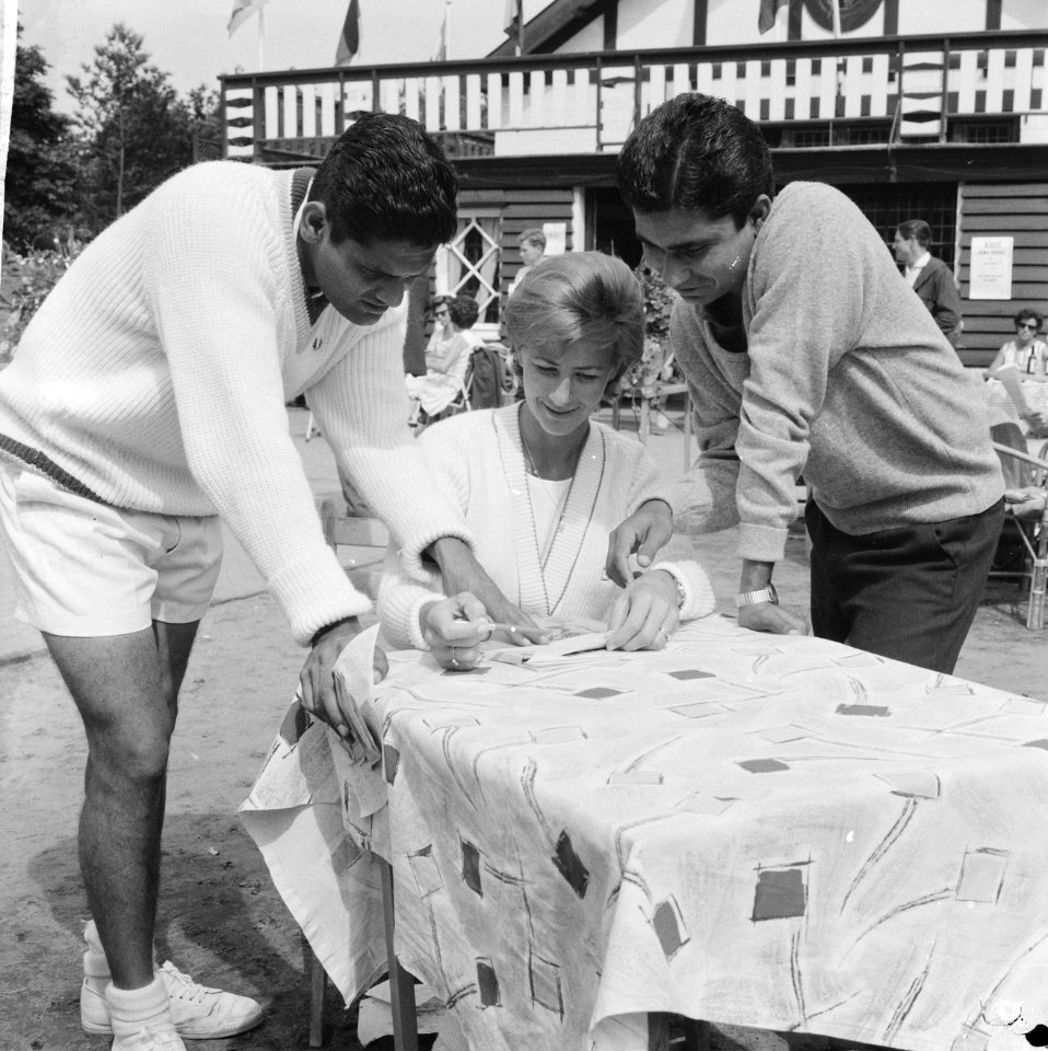 Tenniskampioenschappen te Hilversum, Krishnan (l) Valerie Forbes en Akhtar Ali, Bestanddeelnr 914-1566