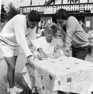 Tenniskampioenschappen te Hilversum, Krishnan (l) Valerie Forbes en Akhtar Ali, Bestanddeelnr 914-1566