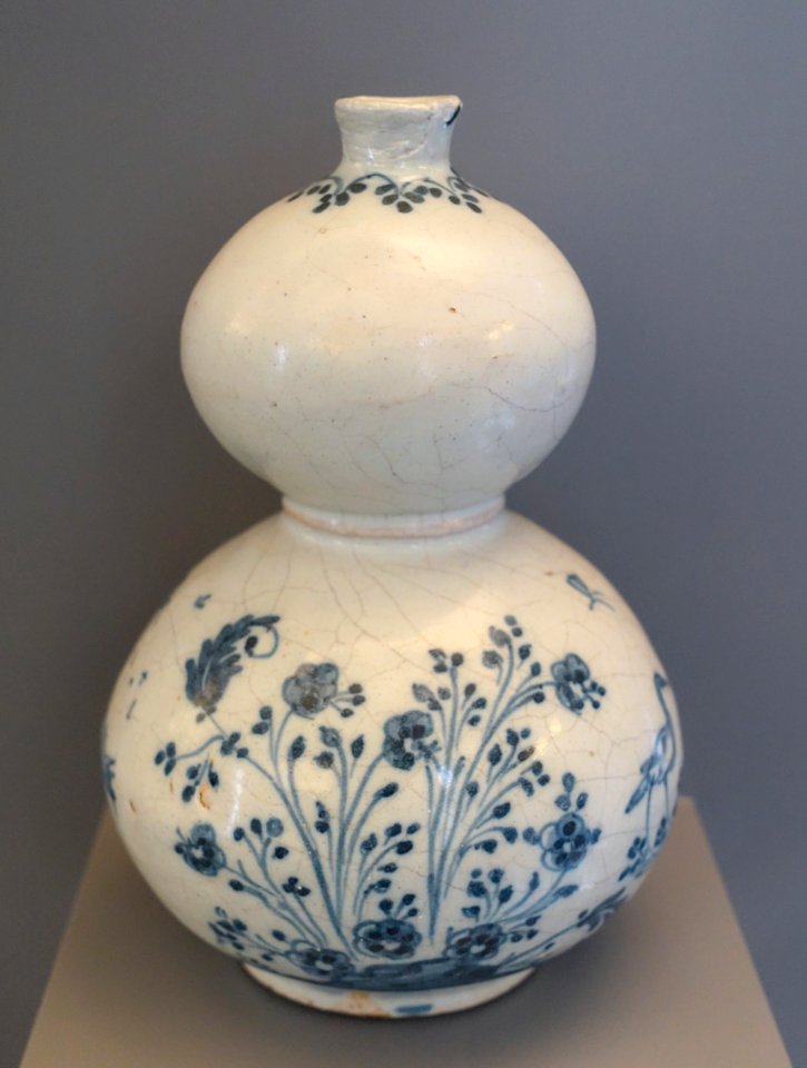 Talavera bottle in gourd shape, ceramic - Museo Nacional de Artes Decorativas - Madrid, Spain - DSC08101