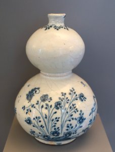 Talavera bottle in gourd shape, ceramic - Museo Nacional de Artes Decorativas - Madrid, Spain - DSC08101