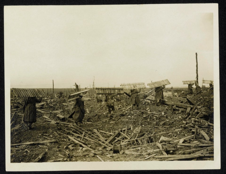 Taking up boarding for bottom of trenches, Bestanddeelnr 158-1010