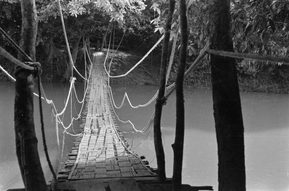 Talang Djimar (bij Praboemoelih) De Wilhelminabrug, een hangbrug, door de inf, Bestanddeelnr 404-3-1