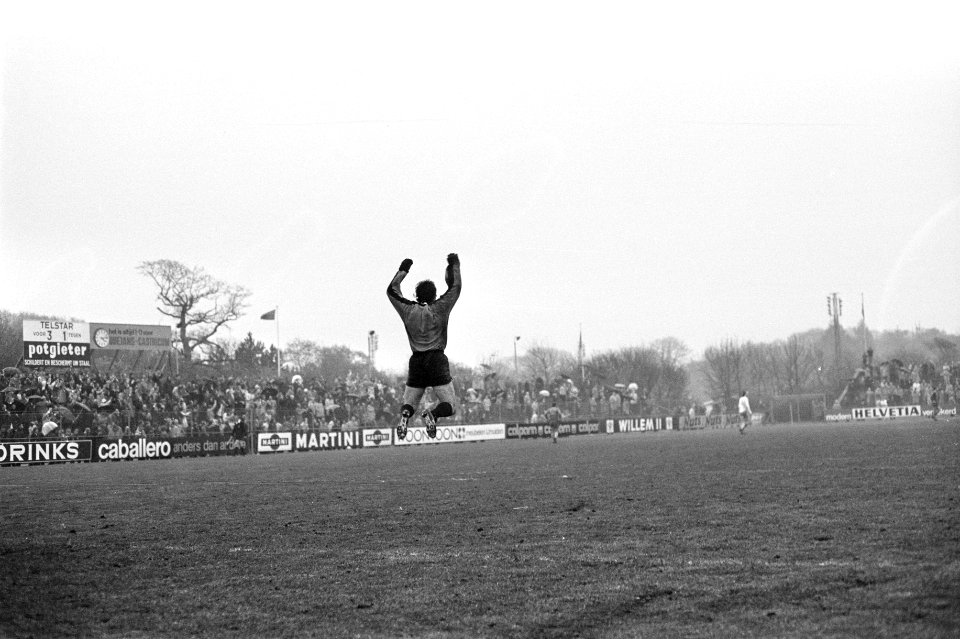 Telstar tegen Den Haag 4-1, keeper Van der Meeren (op rug gezien) juicht, Bestanddeelnr 926-0025