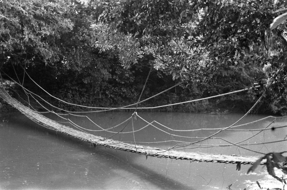 Talang Djimar (bij Praboemoelih) De Wilhelminabrug, een hangbrug, door de inf, Bestanddeelnr 404-3-2