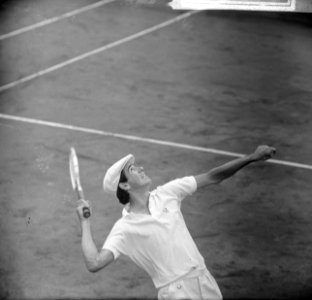 Tennis in Hilversum, McMillan (ZA) in actie met witte pet, Bestanddeelnr 917-9812