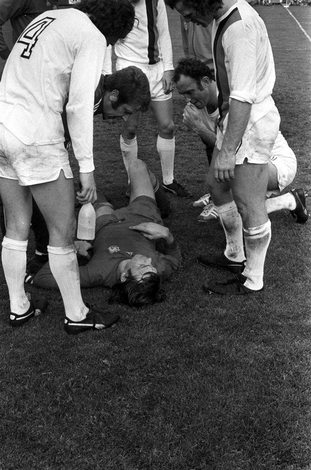 Telstar tegen Ajax 2-1, Jan Mulder geblesseerd op de grond, Bestanddeelnr 927-1547