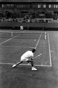 Tennis Davis Cup in Den Haag Piet van Eysden (achter) tegen P Bey, Bestanddeelnr 915-1196