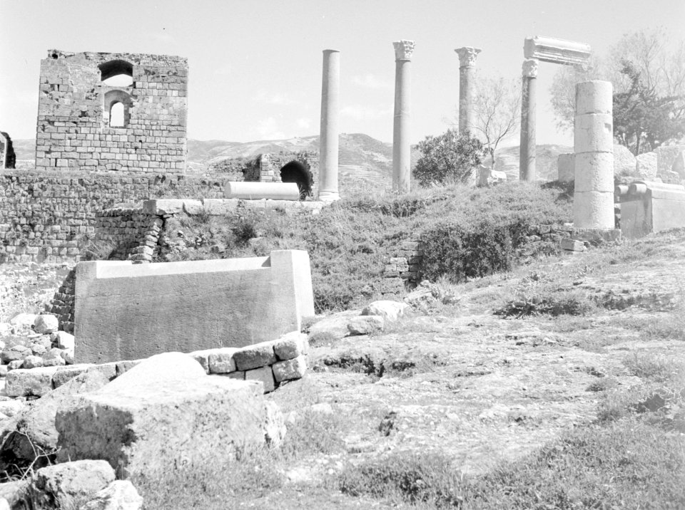 Tempelresten en ruïnes in Byblos. Met de resten van een fortificatie op de achte, Bestanddeelnr 255-6374