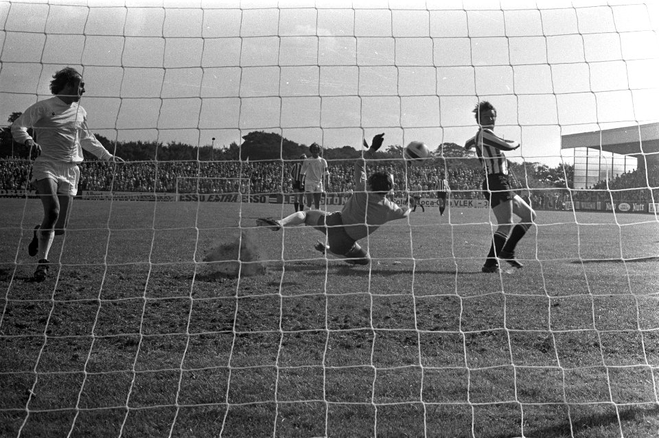 Telstar tegen PSV 2-1, keeper van de Meeren (op rug) laat bal glippen, Bestanddeelnr 924-9078