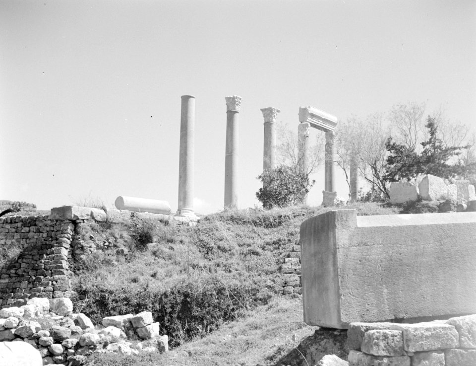 Tempelresten en ruïnes in Byblos Sarcofaag op de voorgrond, Bestanddeelnr 255-6375