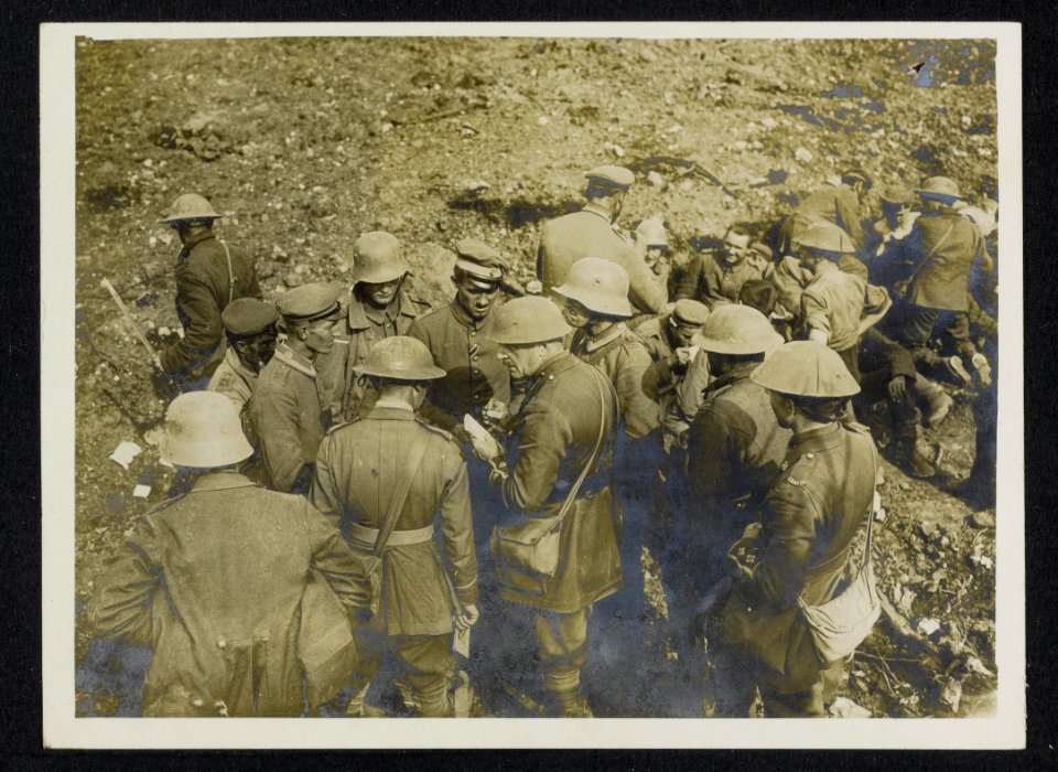 Taking particulars of Germans captured by the Canadians, Bestanddeelnr 158-1111