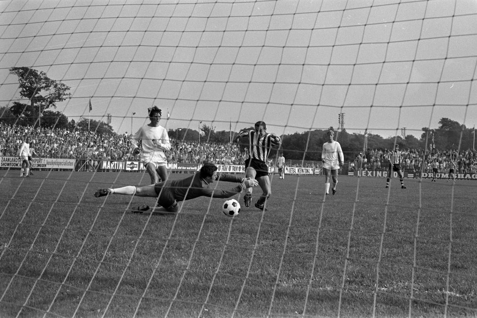 Telstar tegen Sparta 1-4 Kowalik (rechts) (Sparta) scoort keeper Van der Meeren, Bestanddeelnr 923-7728