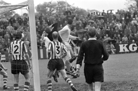 Telstar tegen Sparta 2-0, spelmoment voor Sparta-doel, Doesburg grijpt in, Bestanddeelnr 920-3231