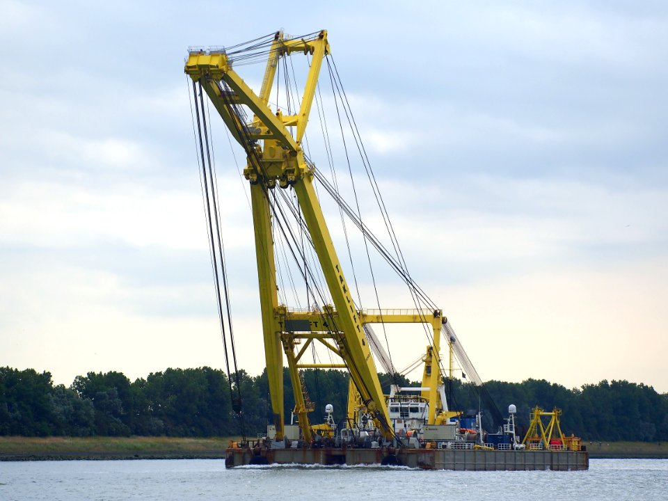 TAKLIFT 4 IMO 8010506 Floating Sheerleg, Port of Rotterdam pic1