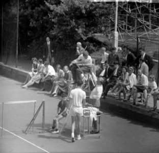 Tennis in Hilversum, de hoofdscheidsrechter bij de scheidsrechter hij mag niet m, Bestanddeelnr 917-9817