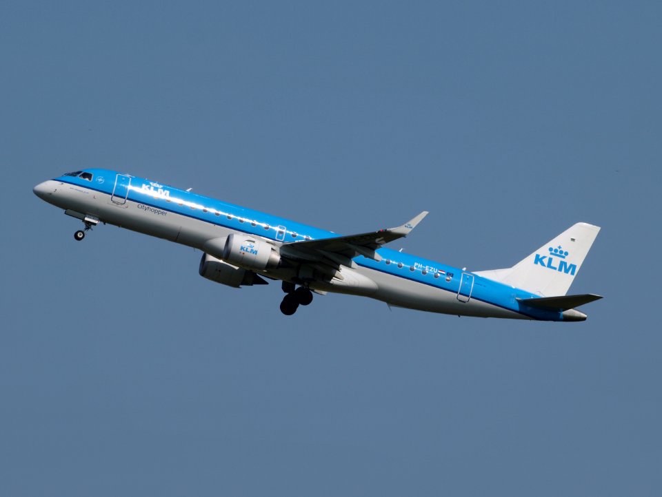 Take-off PH-EZU KLM Cityhopper Embraer ERJ-190STD (ERJ-190-100) - cn 19000522