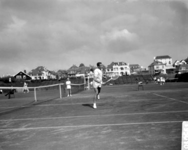 Tennis Nederland tegen Belgie te Noordwijk, Tom Okker in aktie, Bestanddeelnr 919-5010