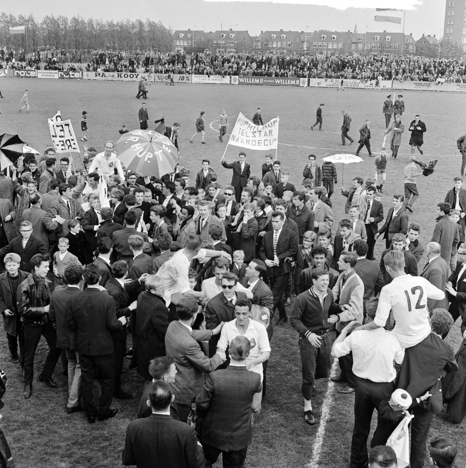 Telstar tegen Fortuna VI 1-0, huldiging van het elftal, Bestanddeelnr 916-4062