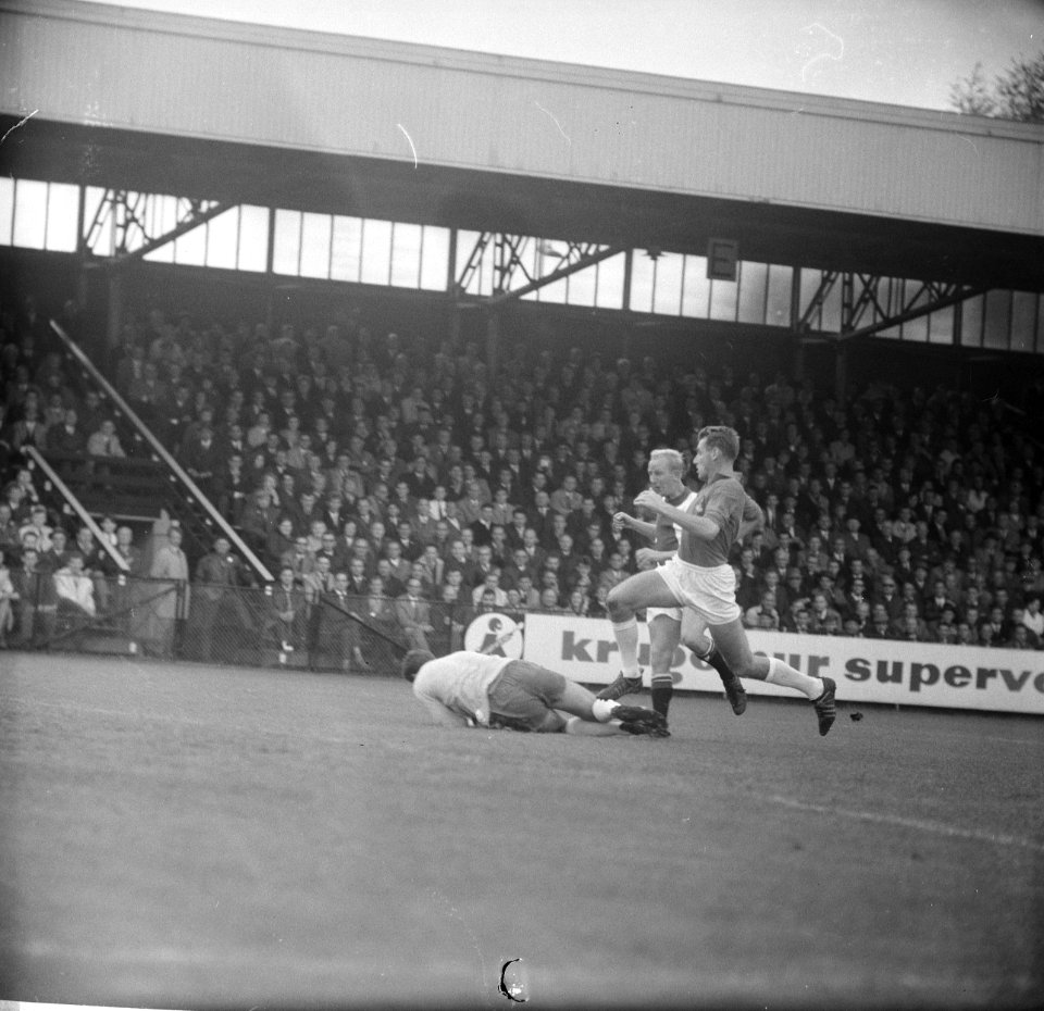 Telstar tegen Ajax 1-2, Henk Groot in duel met keeper S, Bestanddeelnr 918-1714