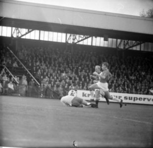 Telstar tegen Ajax 1-2, Henk Groot in duel met keeper S, Bestanddeelnr 918-1714