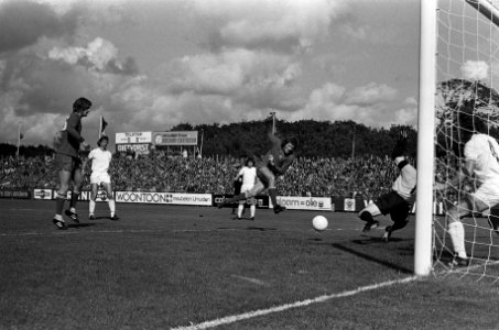 Telstar tegen Ajax 1-4, Arie Haan scoort het 1e doelpunt, Bestanddeelnr 927-4675