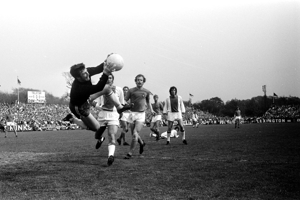 Telstar tegen Ajax 1-1 keeper (Telstar) Van der Meeren springt naar bal, Bestanddeelnr 923-5103