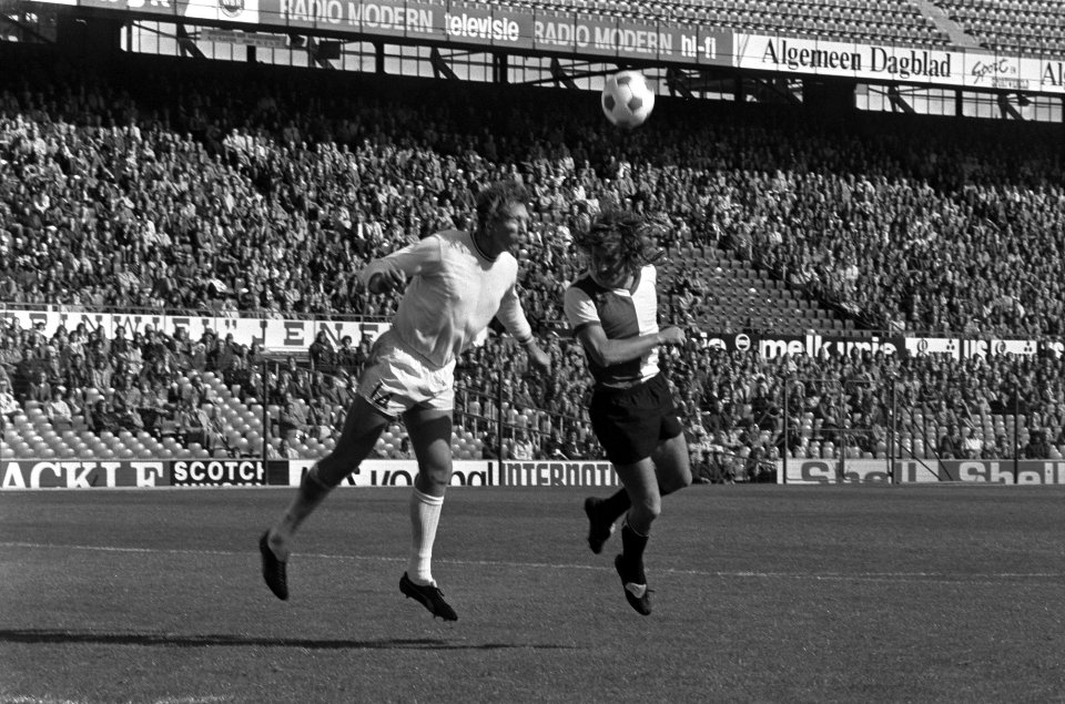 Telstar tegen Ajax 1-4, Ruud Geels kopt de bal over Van de Meeren naar het doel, Bestanddeelnr 927-4674
