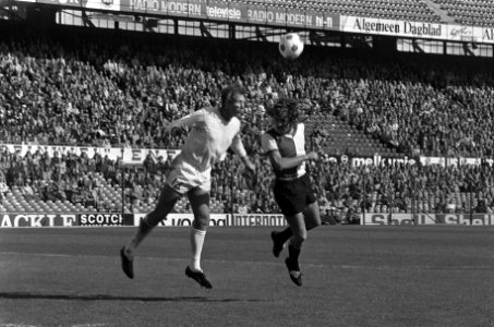 Telstar tegen Ajax 1-4, Ruud Geels kopt de bal over Van de Meeren naar het doel, Bestanddeelnr 927-4674