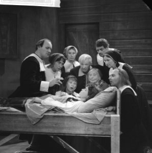 Televisiespel De Vuurproef van Arthur Miller . De groep om het bed heen, Bestanddeelnr 913-0070